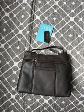 Bacci Black Leather Crossbody Purse with Front Zip Pocket